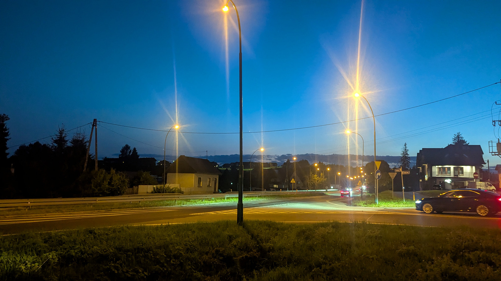 KOMUNIKAT DOTYCZĄCY PRZEWRÓCONEJ LATARNI NA BULWARACH WZDŁUŻ ŚCIEŻKI PIESZO-ROWEROWEJ PRZY POTOKU CZARNY DUNAJEC.