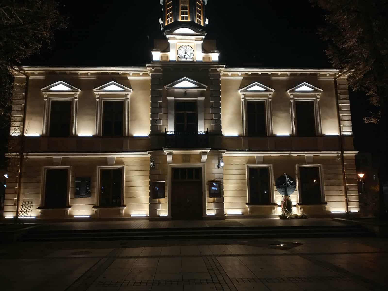 KOMUNIKAT URZĘDU MIASTA NOWY TARG DOTYCZĄCY ELEWACJI  I PODŚWIETLENIA RATUSZA