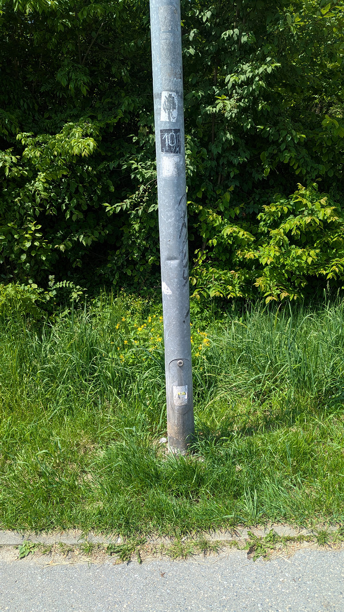 Latarnia przy bulwarach przed uszkodzeniem.jpg