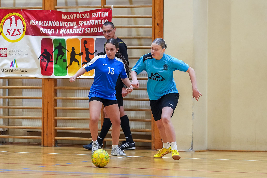 tn_2025_03_24_zawody_miedzyszkolne_dziewczat_pilka-005.JPG