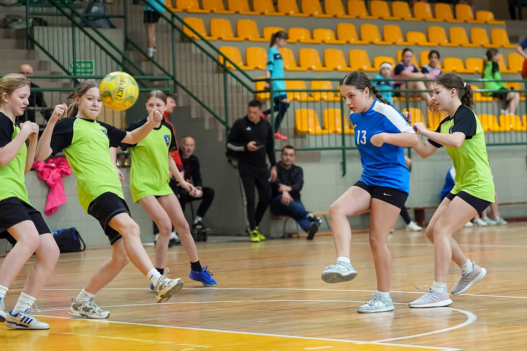 tn_2025_03_24_zawody_miedzyszkolne_dziewczat_pilka-077.JPG