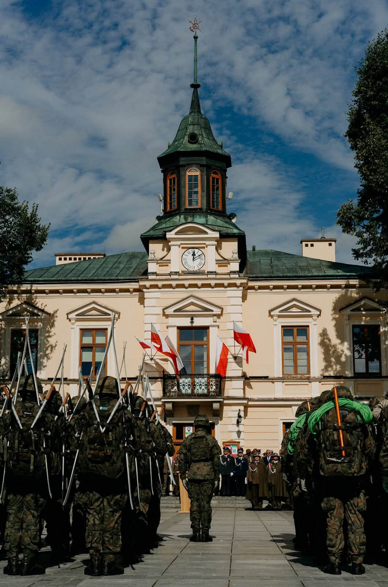 21 Batalion Górski na tle Ratusza.jpg [169.02 KB]